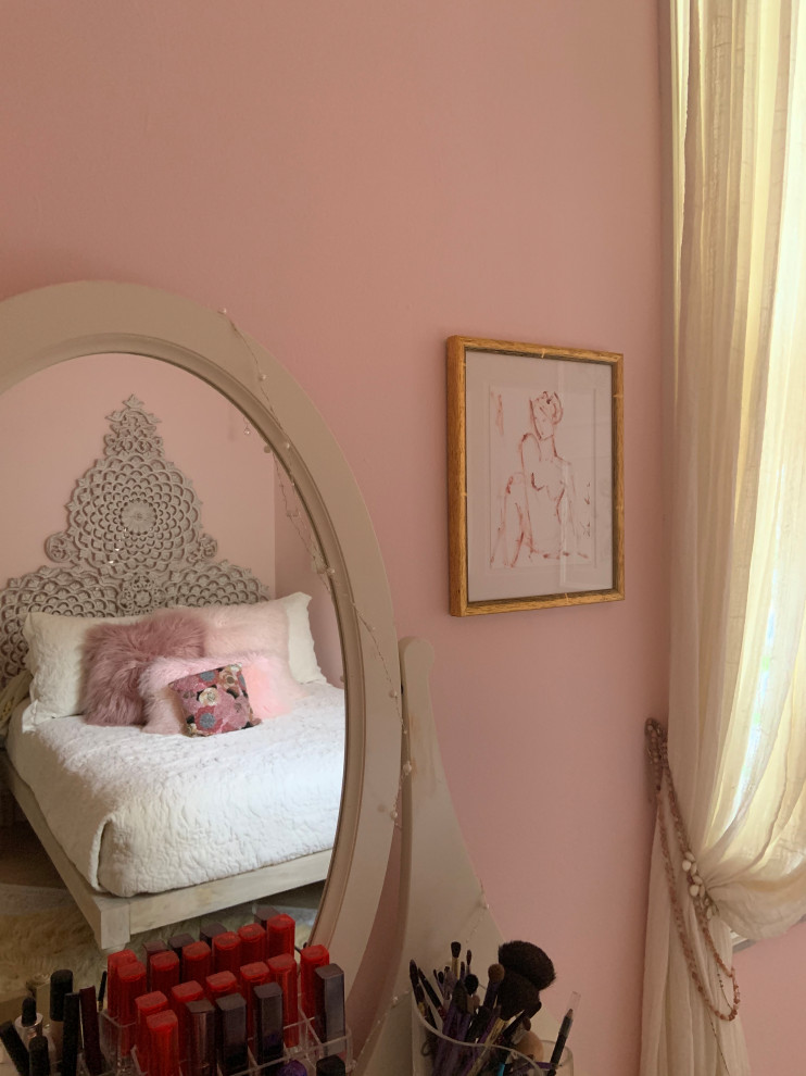 Inredning av ett eklektiskt litet sovrum, med rosa väggar, travertin golv och beiget golv