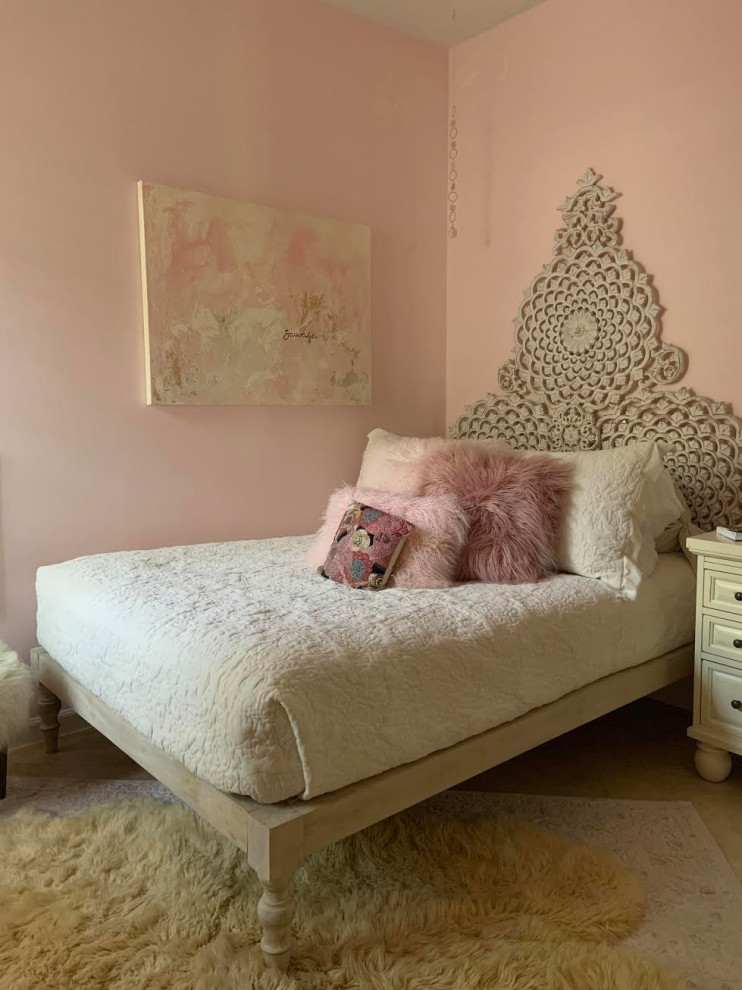 Идея дизайна: маленькая спальня в стиле фьюжн с розовыми стенами, полом из травертина и бежевым полом для на участке и в саду