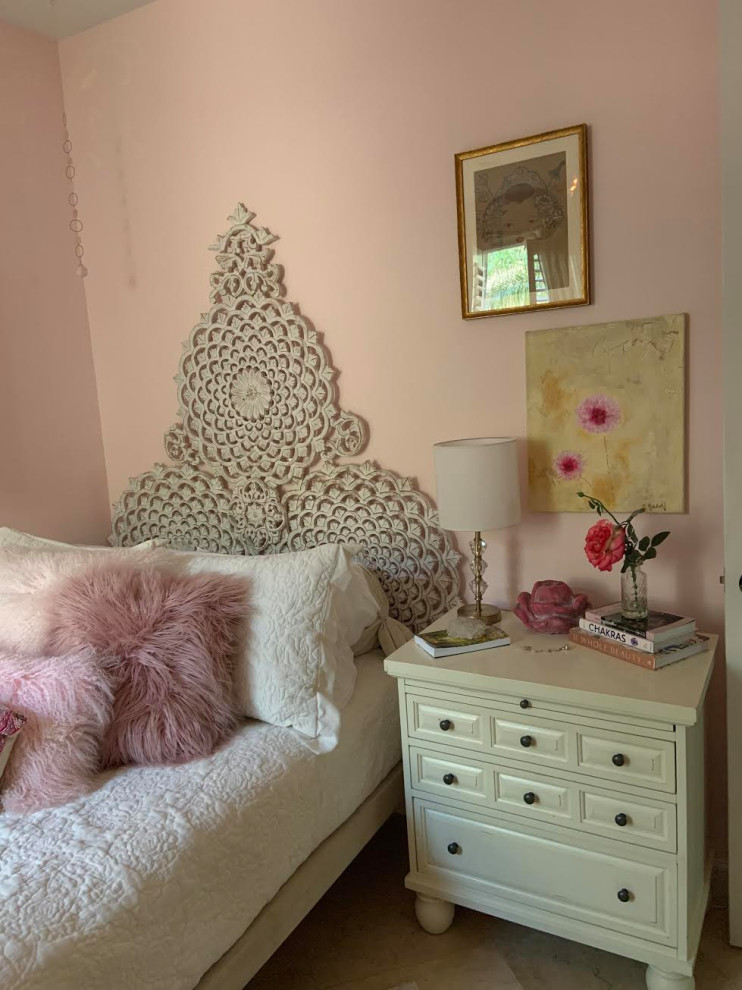 Kleines Stilmix Schlafzimmer mit rosa Wandfarbe, Travertin und beigem Boden in Miami