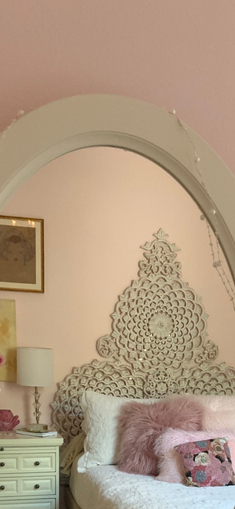 Идея дизайна: маленькая спальня в стиле фьюжн с розовыми стенами, полом из травертина и бежевым полом для на участке и в саду