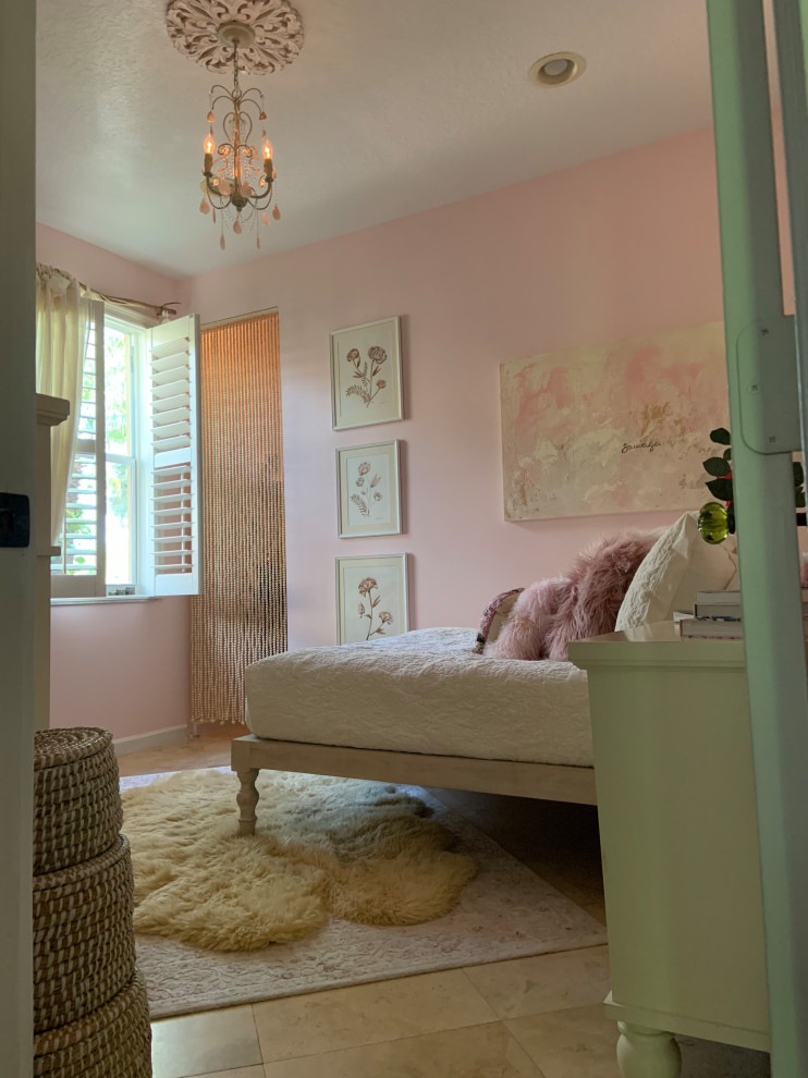 Ejemplo de dormitorio bohemio pequeño con paredes rosas, suelo de travertino y suelo beige