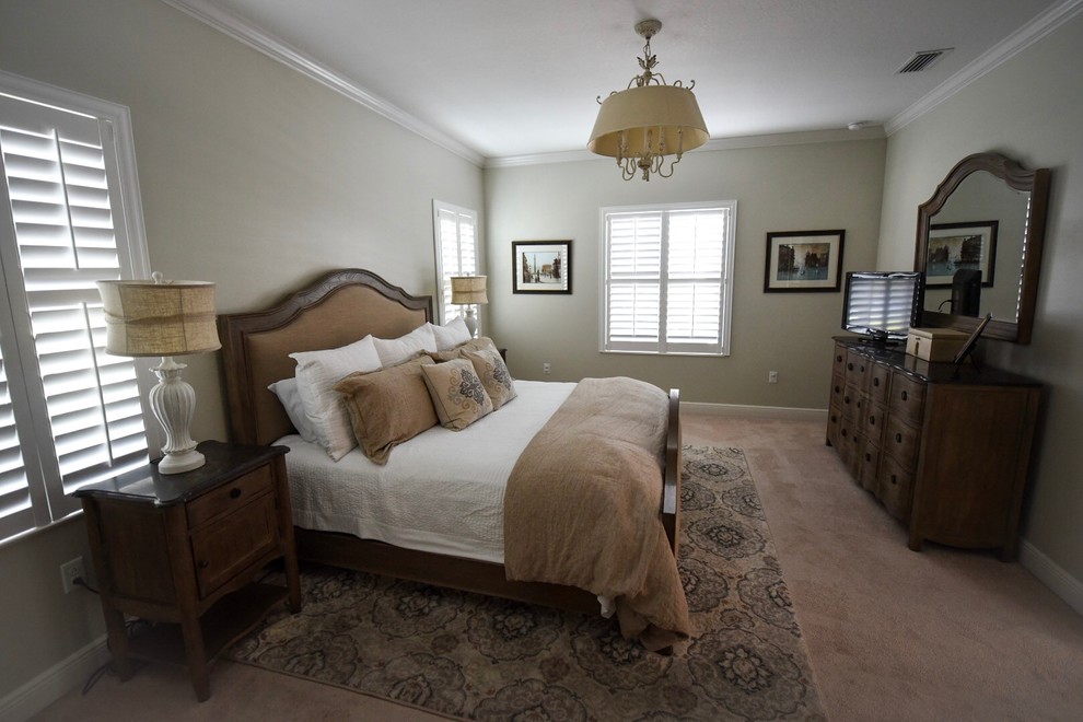 Modelo de dormitorio principal romántico pequeño con paredes grises y moqueta