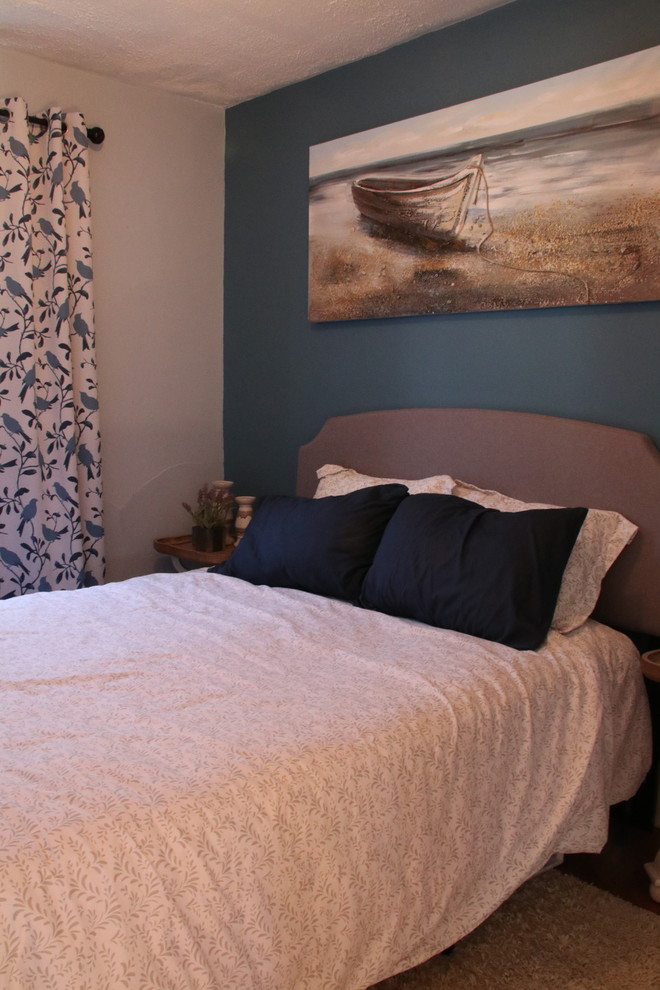 Ejemplo de habitación de invitados costera pequeña con paredes azules y suelo de madera clara