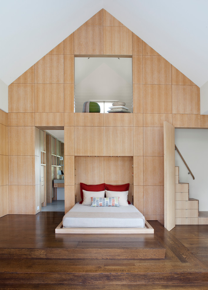 Идея дизайна: гостевая спальня (комната для гостей) на мансарде в современном стиле с белыми стенами и темным паркетным полом