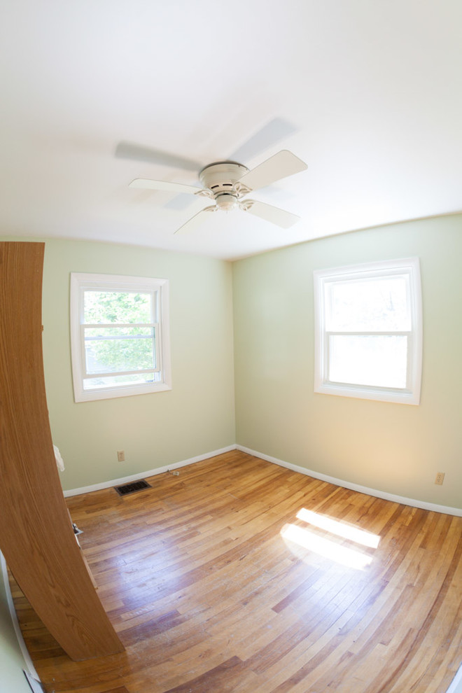 Foto de habitación de invitados contemporánea pequeña con paredes verdes y suelo de madera en tonos medios
