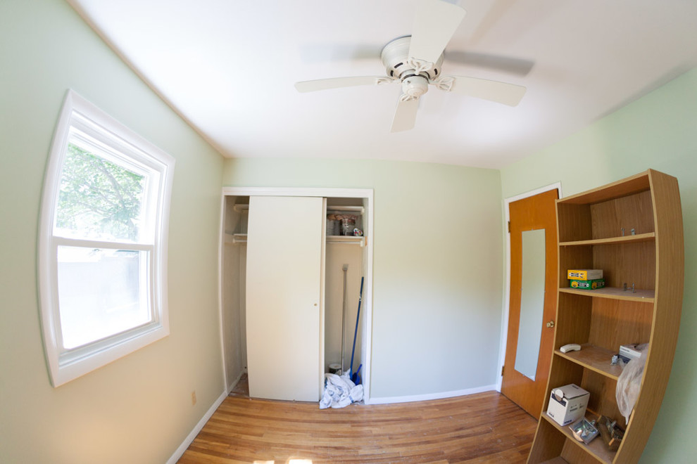 Kleines Modernes Gästezimmer mit grüner Wandfarbe und braunem Holzboden in Sonstige