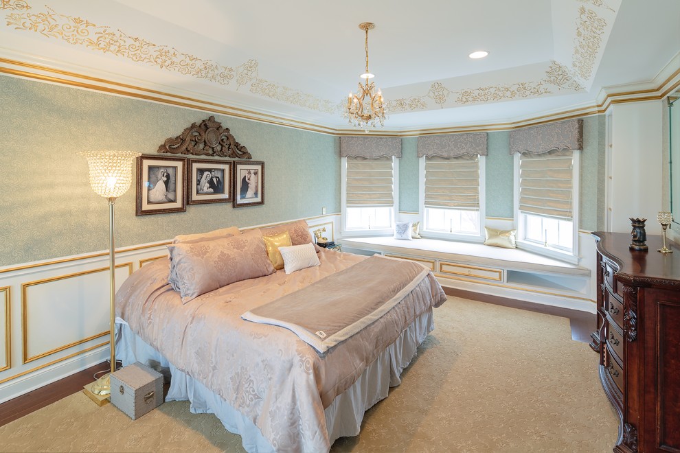 Ejemplo de dormitorio principal clásico grande con paredes azules y moqueta