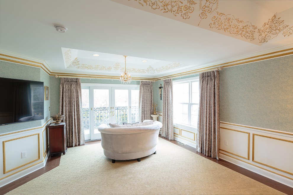 Стильный дизайн: большая хозяйская спальня в викторианском стиле с синими стенами и ковровым покрытием - последний тренд