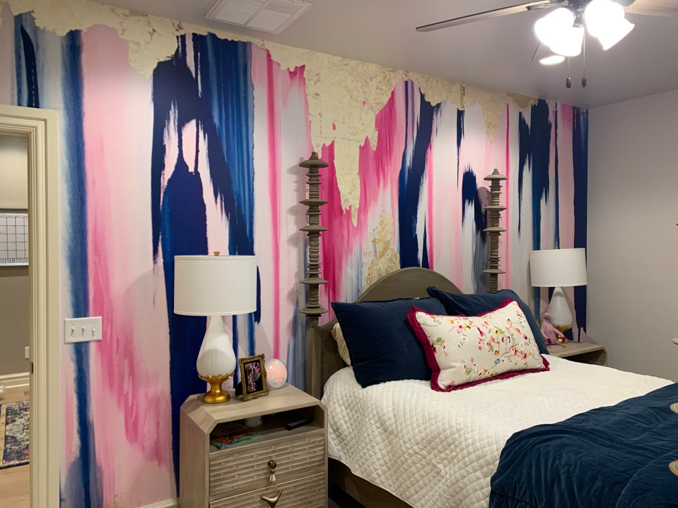 Идея дизайна: большая гостевая спальня (комната для гостей) в стиле шебби-шик с розовыми стенами