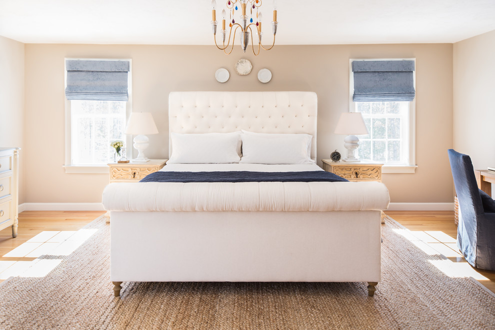 Großes Landhaus Hauptschlafzimmer mit beiger Wandfarbe und braunem Holzboden in Boston