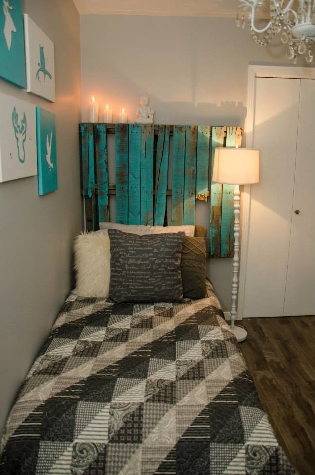 Modelo de dormitorio ecléctico de tamaño medio con paredes grises y suelo laminado