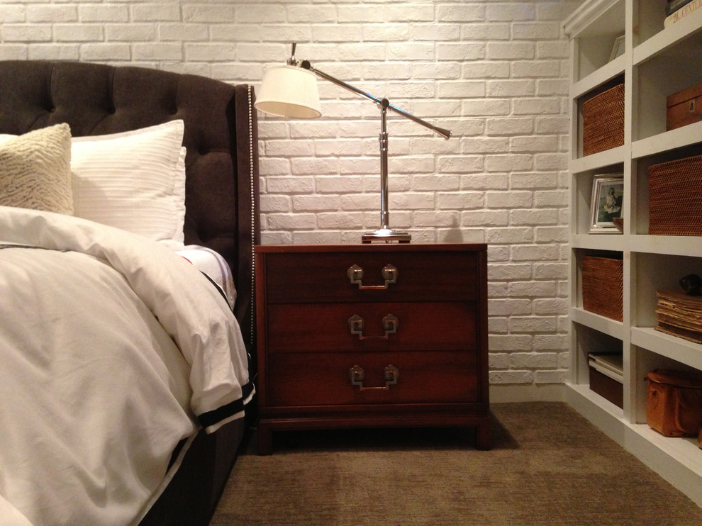 Стильный дизайн: спальня среднего размера в современном стиле с белыми стенами и паркетным полом среднего тона без камина - последний тренд
