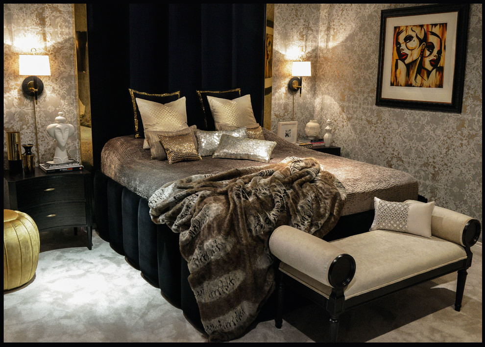 Идея дизайна: хозяйская спальня среднего размера в современном стиле с бежевыми стенами и ковровым покрытием