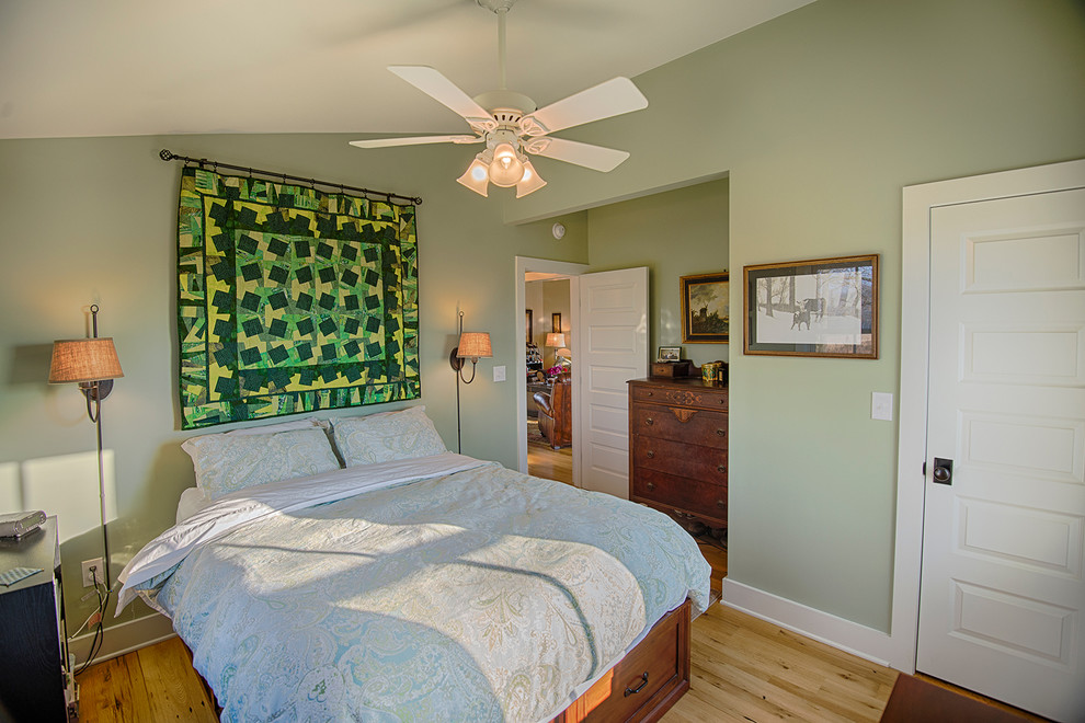 На фото: гостевая спальня среднего размера, (комната для гостей) в стиле кантри с зелеными стенами и светлым паркетным полом без камина с