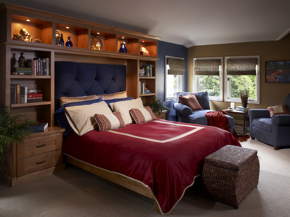 Стильный дизайн: спальня в классическом стиле с коричневыми стенами, ковровым покрытием и акцентной стеной - последний тренд