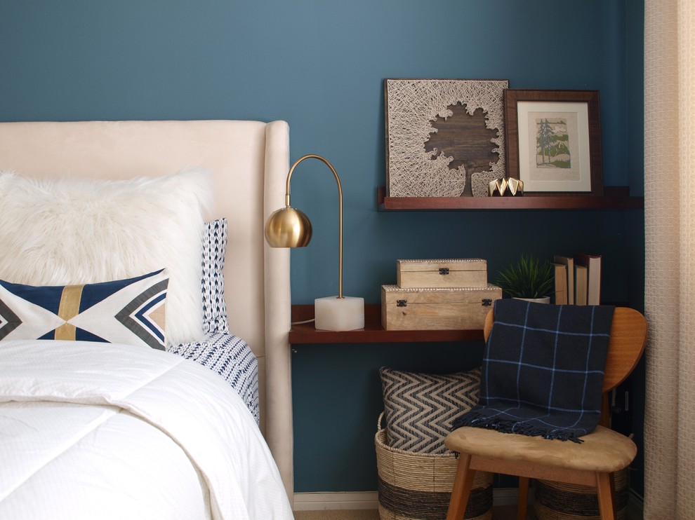 オレンジカウンティにある中くらいなエクレクティックスタイルのおしゃれな主寝室 (青い壁、カーペット敷き、暖炉なし)