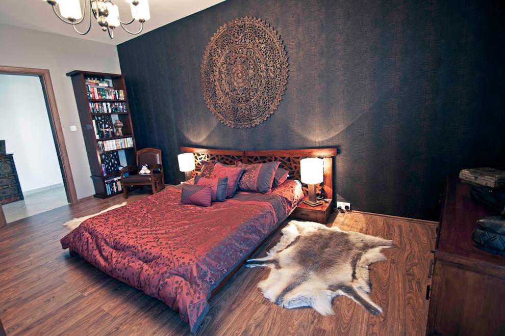 Asiatisches Schlafzimmer mit brauner Wandfarbe und Laminat in Sonstige