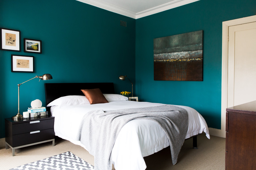 シドニーにある中くらいなコンテンポラリースタイルのおしゃれな主寝室 (青い壁)