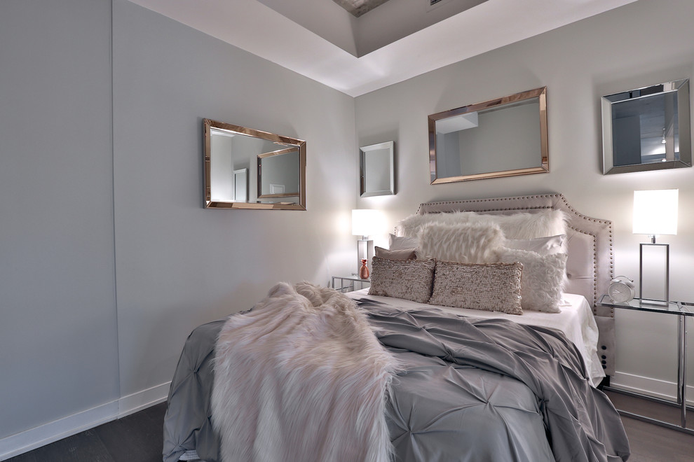Идея дизайна: гостевая спальня (комната для гостей) в стиле неоклассика (современная классика) с белыми стенами и темным паркетным полом