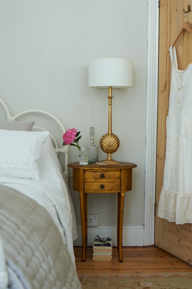 Источник вдохновения для домашнего уюта: хозяйская спальня среднего размера в классическом стиле с серыми стенами и светлым паркетным полом без камина