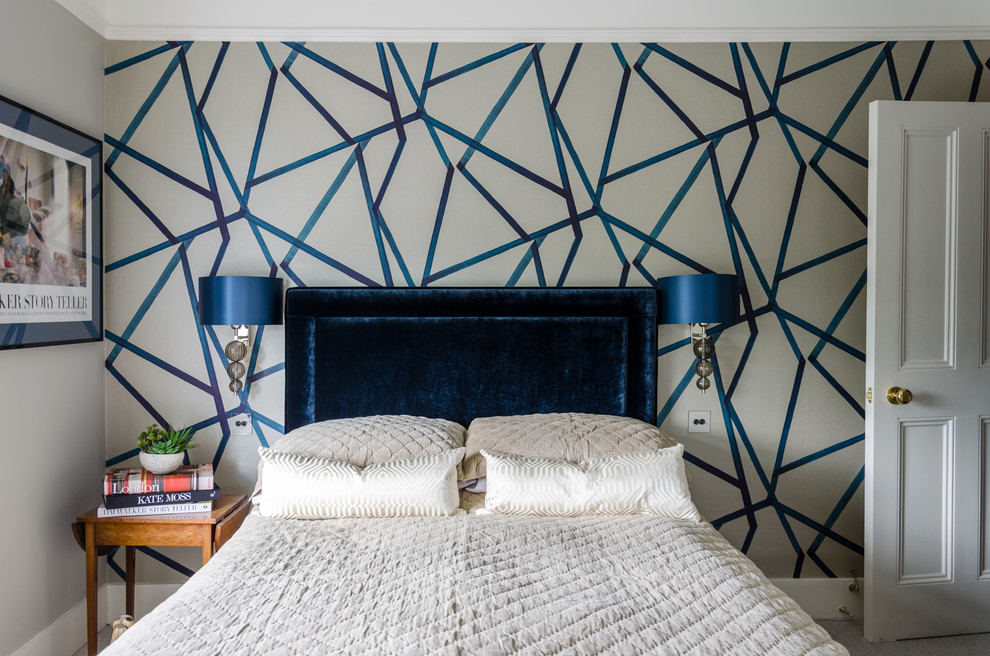 Пример оригинального дизайна: спальня среднего размера в современном стиле с разноцветными стенами, ковровым покрытием и серым полом