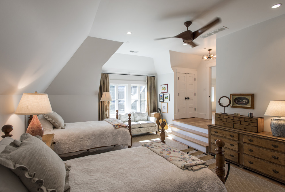 Diseño de habitación de invitados de estilo de casa de campo grande con paredes blancas y suelo de madera en tonos medios