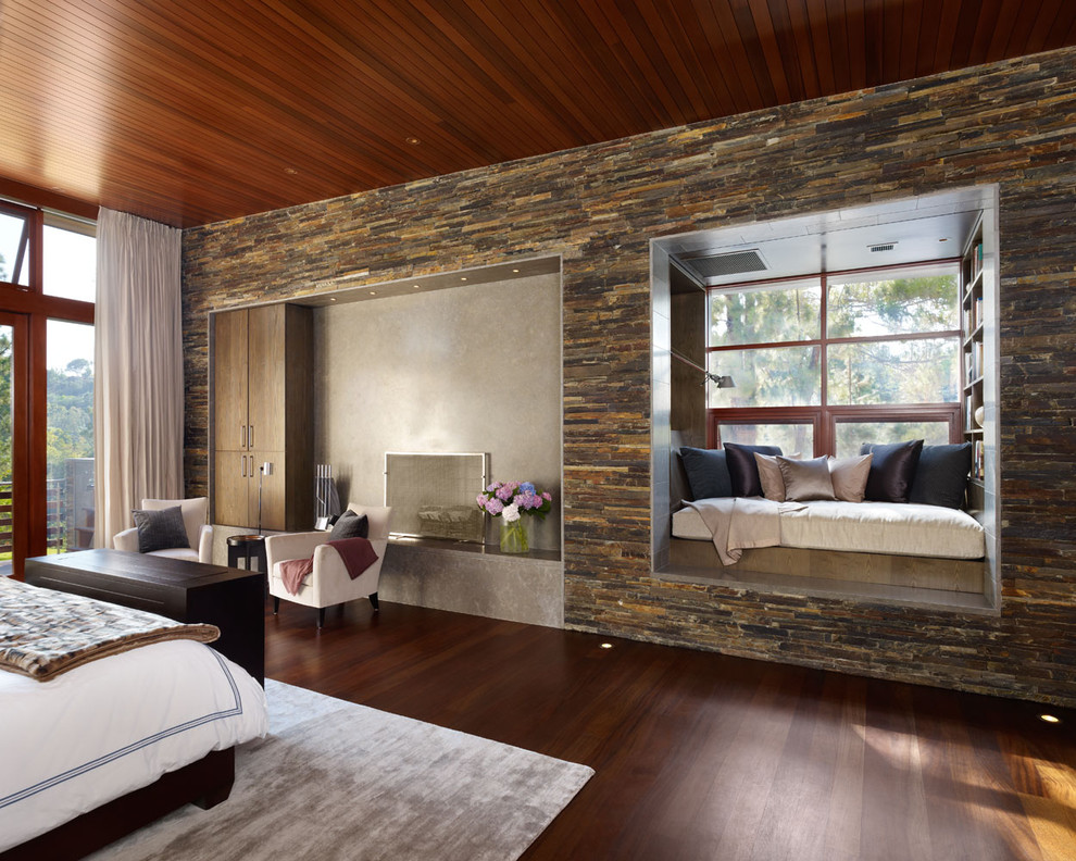 Diseño de dormitorio moderno con paredes beige y suelo de madera oscura