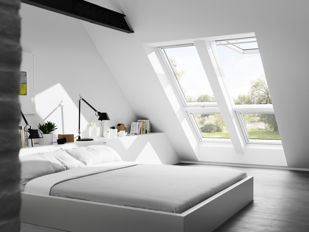 Großes Modernes Hauptschlafzimmer mit weißer Wandfarbe und weißem Boden