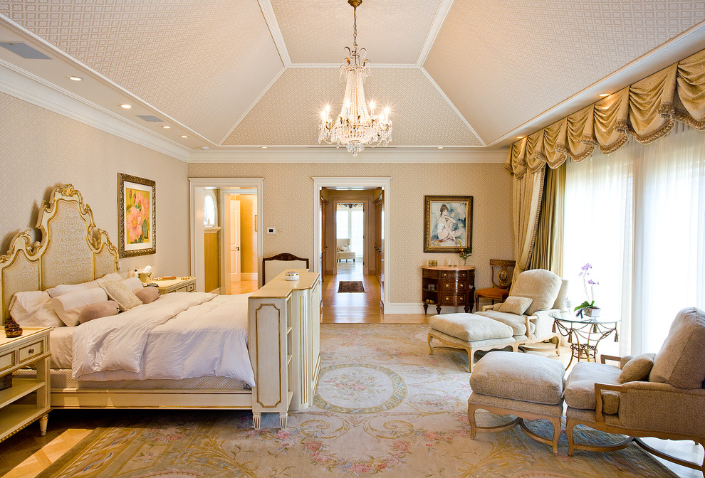 Ispirazione per una camera matrimoniale tradizionale con pareti beige e parquet chiaro