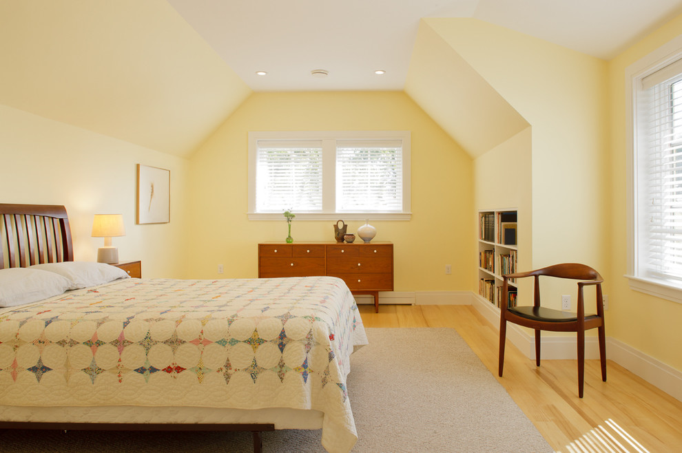 Mid-Century Schlafzimmer mit gelber Wandfarbe und gelbem Boden in Boston