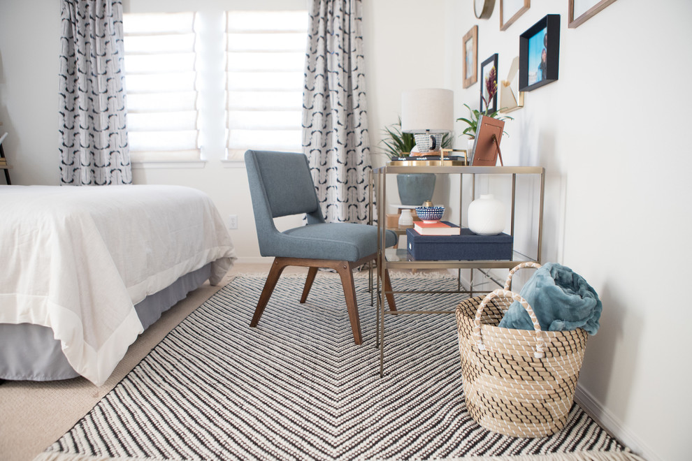 Immagine di una camera degli ospiti minimalista di medie dimensioni con pareti bianche, moquette, nessun camino e pavimento beige