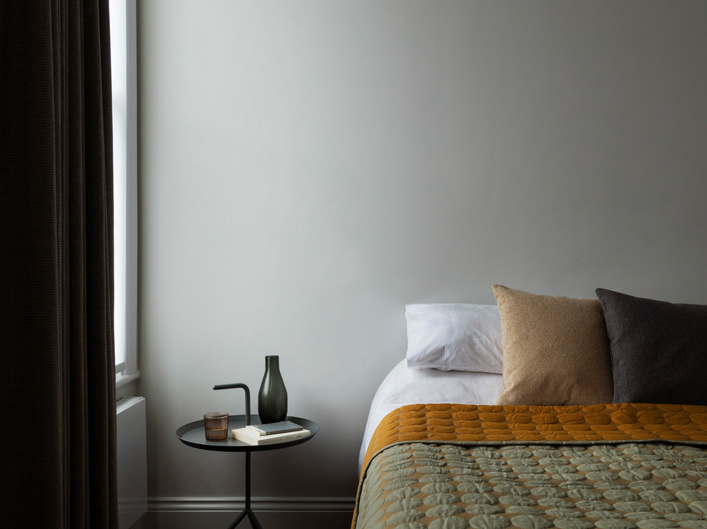Стильный дизайн: хозяйская спальня среднего размера в современном стиле с темным паркетным полом и коричневым полом без камина - последний тренд