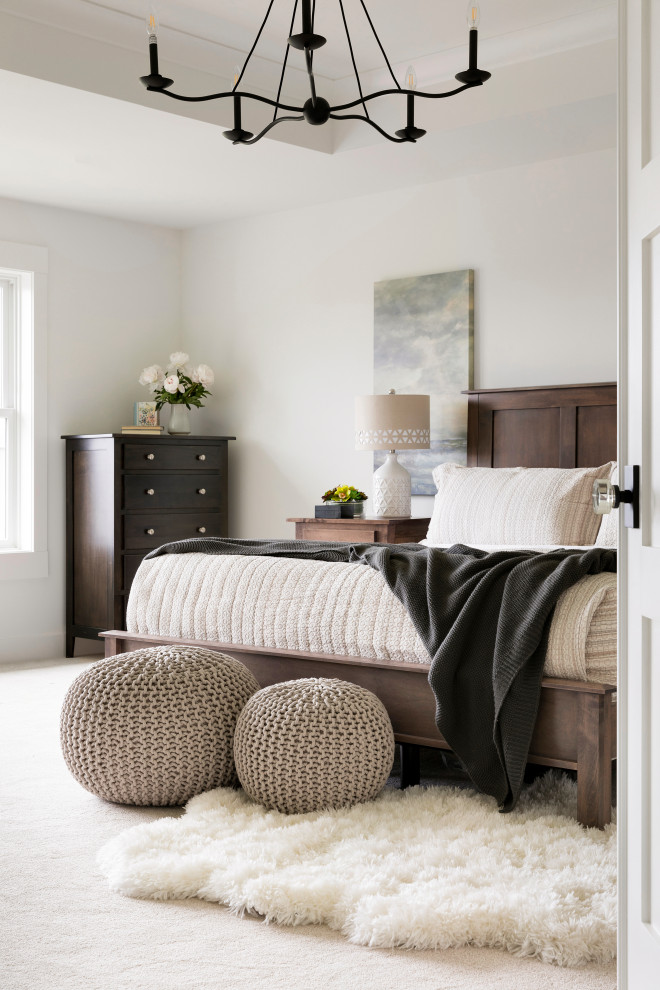 Свежая идея для дизайна: большая хозяйская спальня в стиле неоклассика (современная классика) с белыми стенами, ковровым покрытием и бежевым полом - отличное фото интерьера