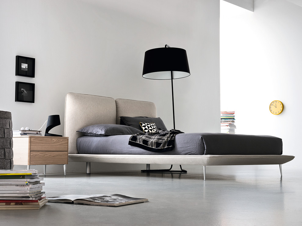 Идея дизайна: хозяйская спальня среднего размера в стиле модернизм с белыми стенами и бетонным полом