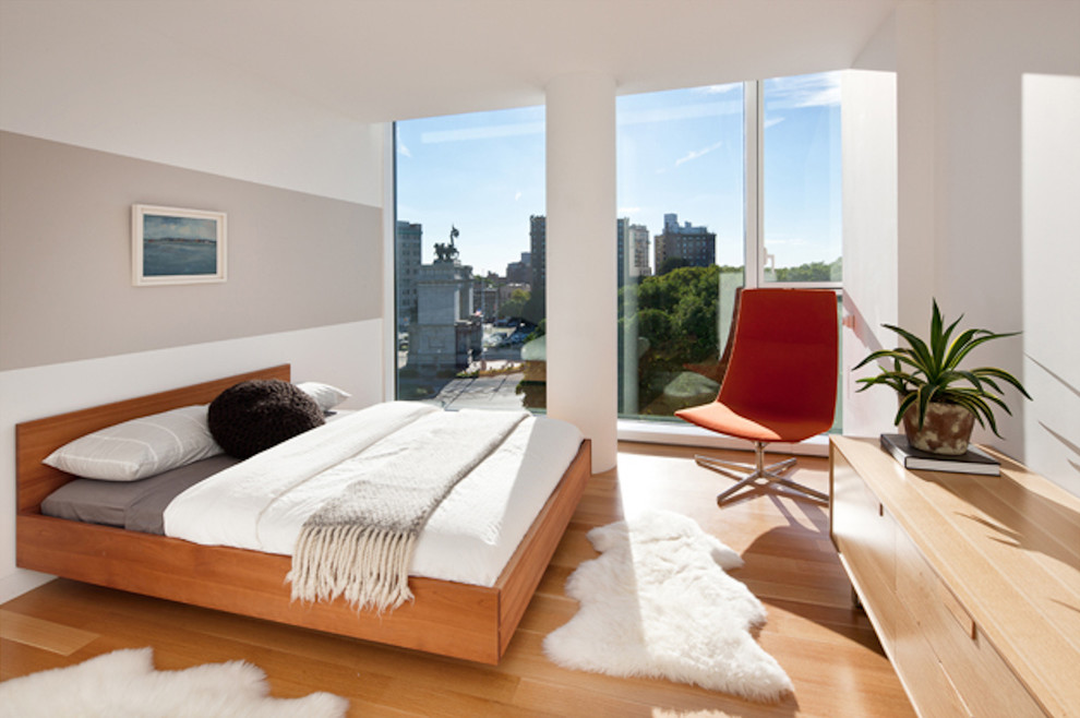 Идея дизайна: спальня в стиле модернизм с белыми стенами и паркетным полом среднего тона