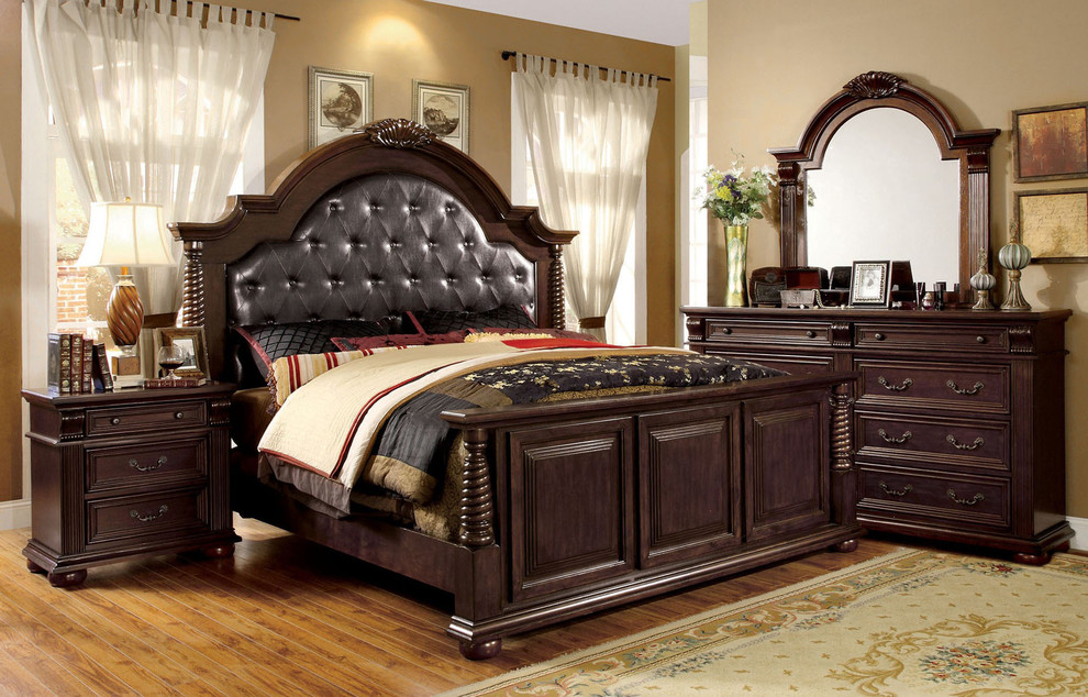 Стильный дизайн: спальня среднего размера на антресоли в классическом стиле с коричневыми стенами, печью-буржуйкой и фасадом камина из дерева - последний тренд