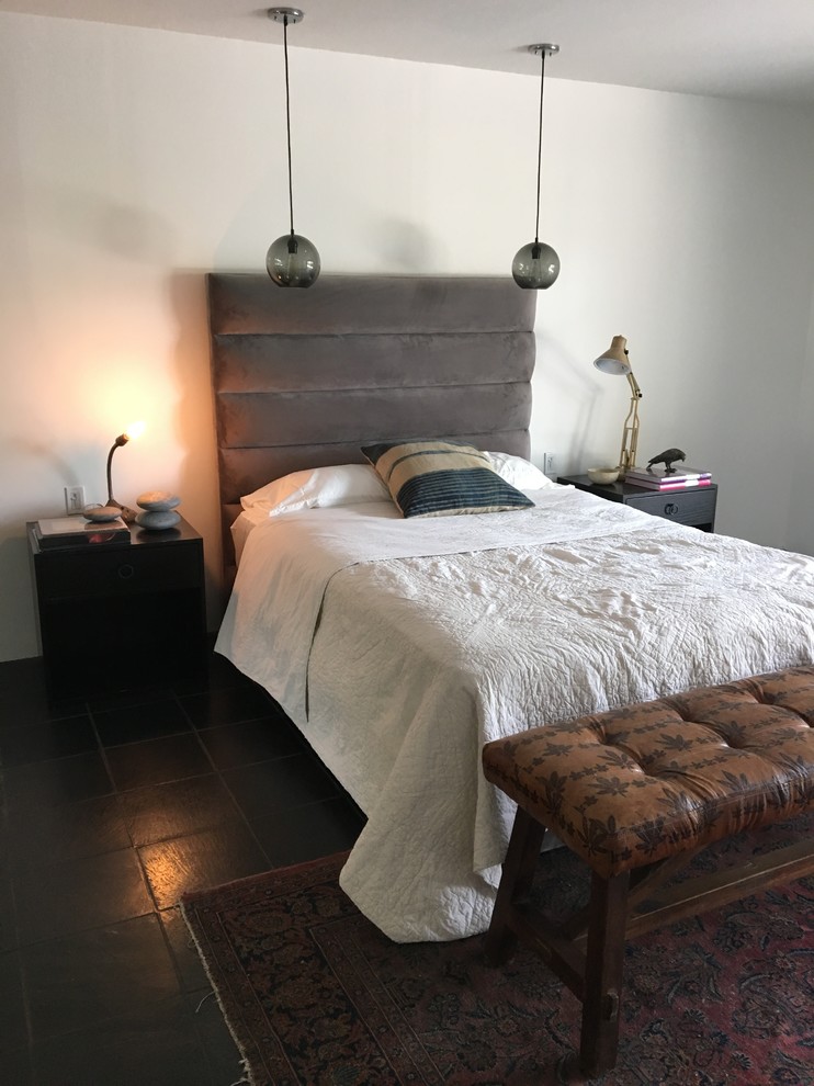 Источник вдохновения для домашнего уюта: спальня среднего размера в стиле неоклассика (современная классика) с белыми стенами, черным полом и полом из керамической плитки