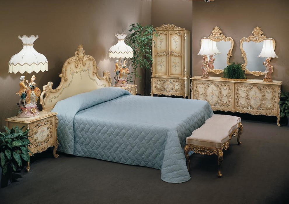 Modelo de dormitorio principal clásico de tamaño medio con paredes beige, moqueta y suelo gris