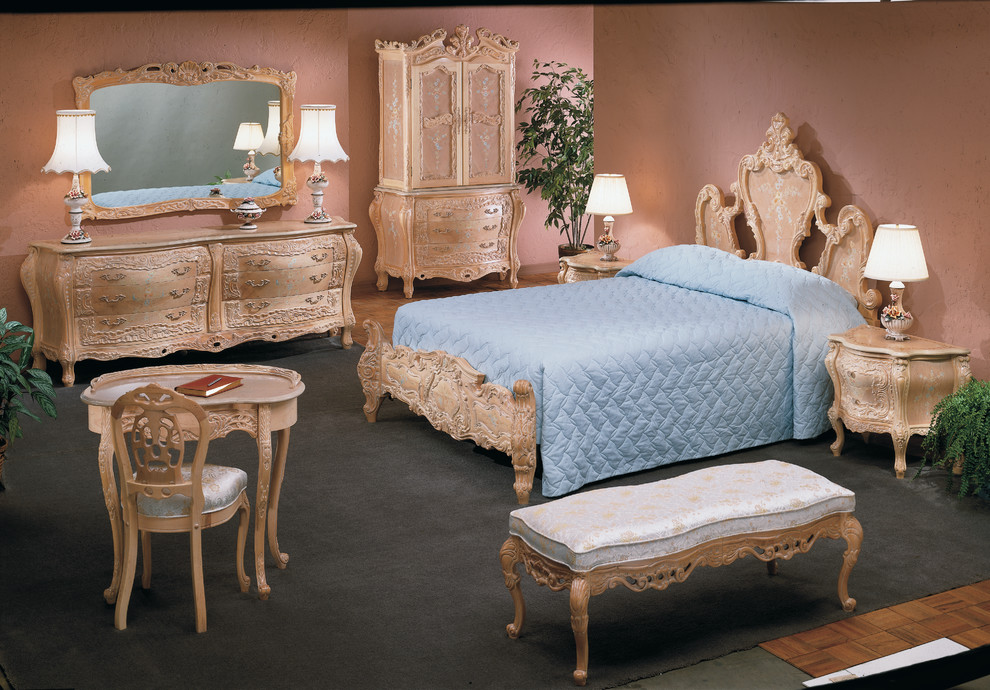 Пример оригинального дизайна: хозяйская спальня среднего размера в викторианском стиле с ковровым покрытием, серым полом и коричневыми стенами без камина