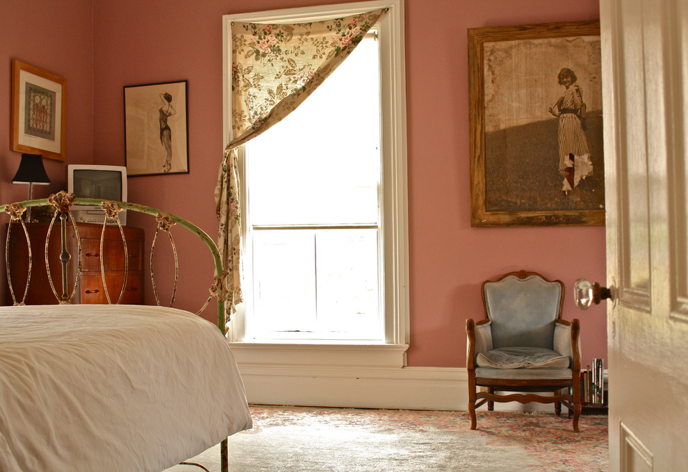 Immagine di una camera da letto stile shabby con pareti rosa