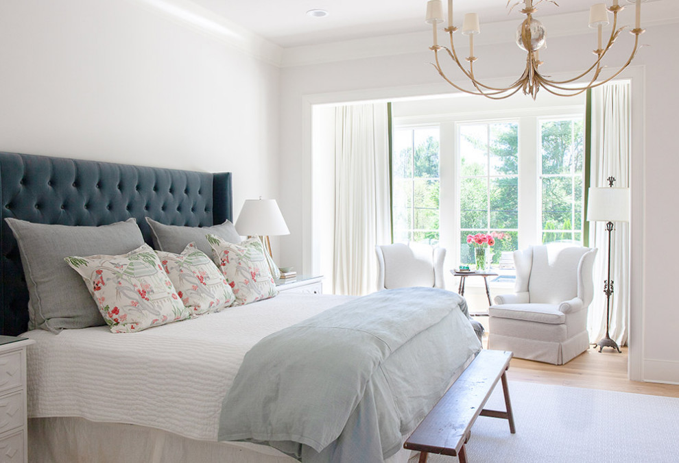Пример оригинального дизайна: хозяйская спальня в классическом стиле с белыми стенами и светлым паркетным полом