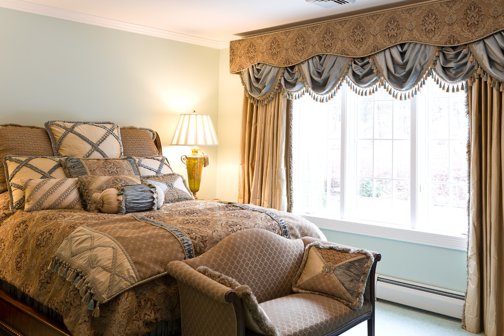 На фото: спальня в классическом стиле с зелеными стенами и ковровым покрытием