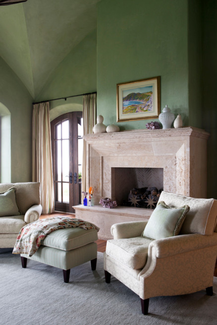Geräumiges Stilmix Hauptschlafzimmer mit grüner Wandfarbe, braunem Holzboden, Kamin und Kaminumrandung aus Stein in Santa Barbara