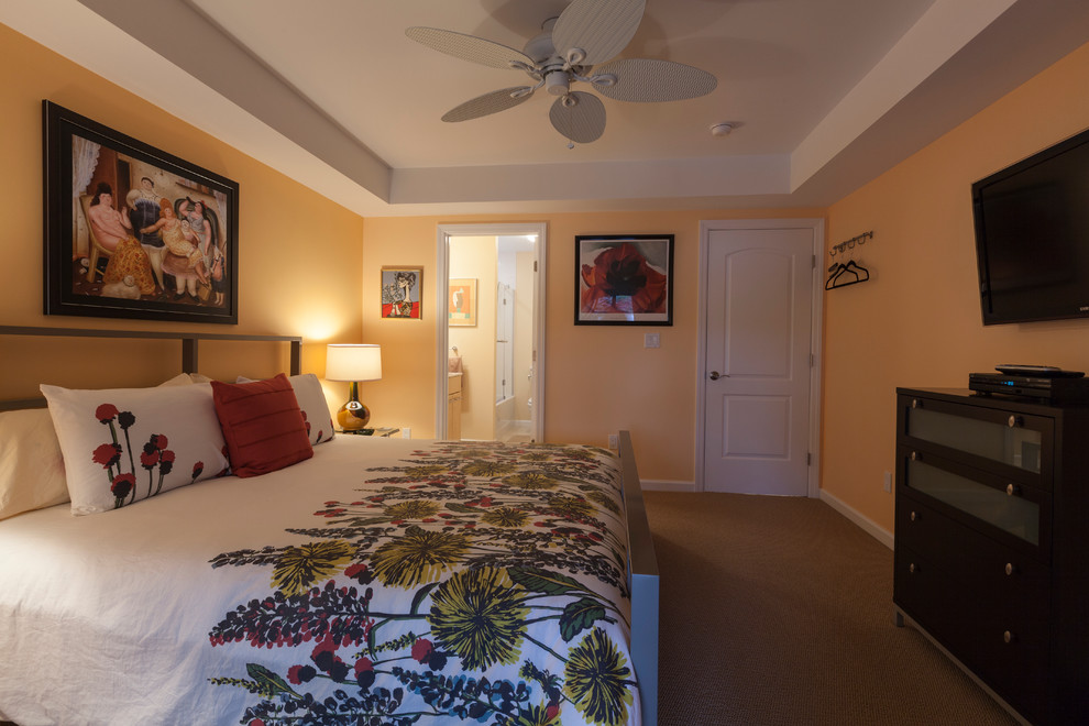 Immagine di una camera degli ospiti boho chic di medie dimensioni con pareti gialle e moquette
