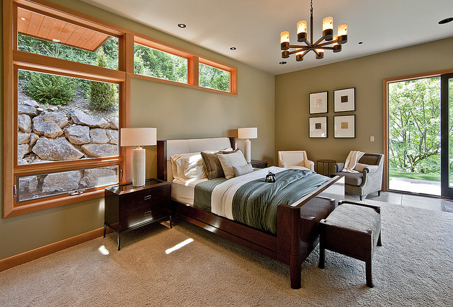 На фото: большая хозяйская спальня в современном стиле с бежевыми стенами и ковровым покрытием