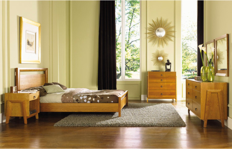 Стильный дизайн: хозяйская спальня среднего размера в стиле фьюжн с желтыми стенами и паркетным полом среднего тона - последний тренд