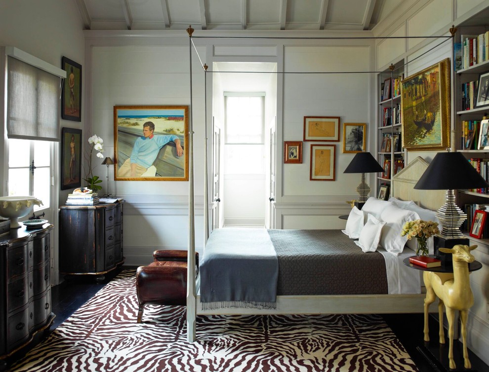 Foto på ett vintage sovrum, med vita väggar och mörkt trägolv
