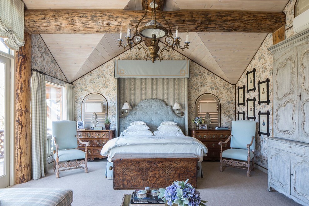 Пример оригинального дизайна: хозяйская спальня в классическом стиле с разноцветными стенами и ковровым покрытием