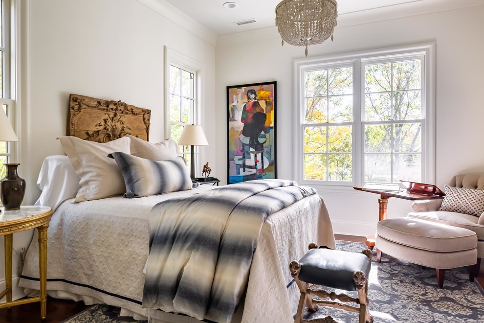 Imagen de habitación de invitados clásica grande con paredes blancas y suelo de madera en tonos medios