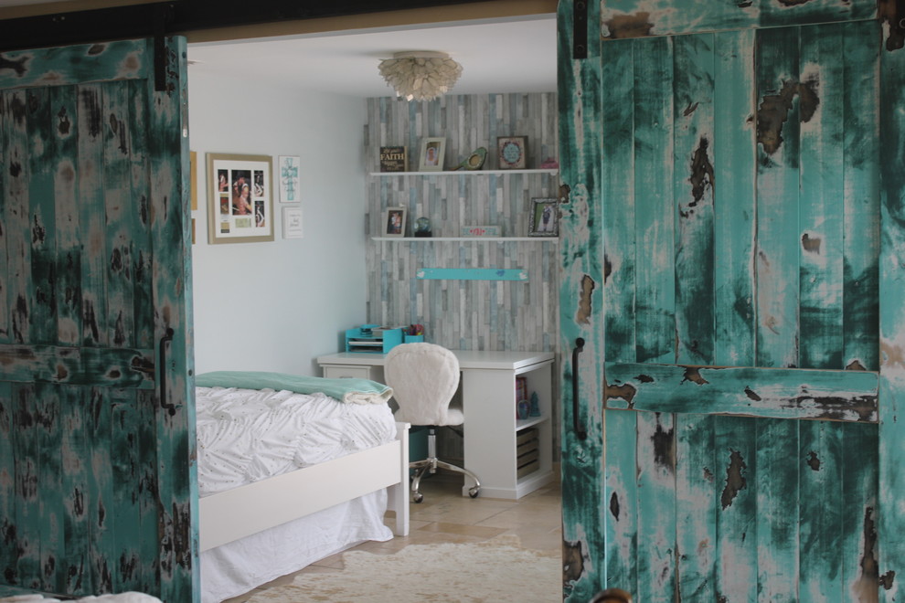 Ispirazione per una piccola camera da letto costiera con pareti blu, pavimento in travertino, nessun camino e pavimento beige